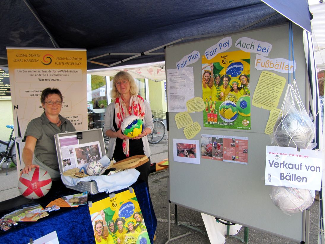 unsere beiden Elisabeths am Infostand in Erwartung des Andrangs
